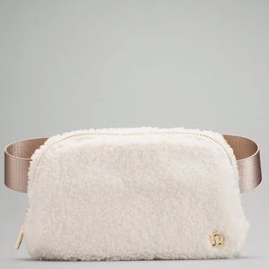 Lululemon Everywhere Belt Bag Sherpa